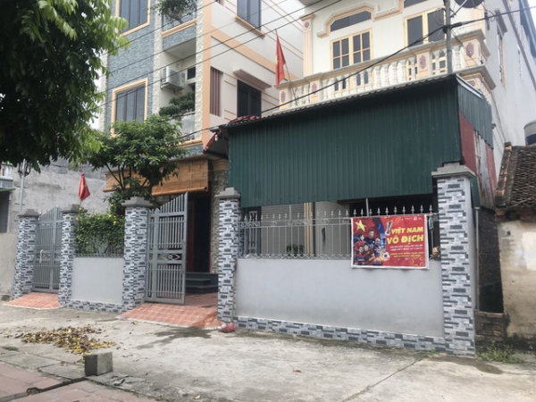 Ngôi nhà ấm cúng và bộ sưu tập giấy khen của tiền vệ Quang Hải 1