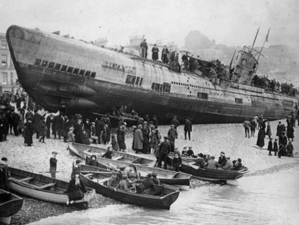   Một chiếc thuyền U-chiến tranh thế giới của Đức bị mắc kẹt trên bờ biển phía nam nước Anh sau khi đầu hàng, 1918  