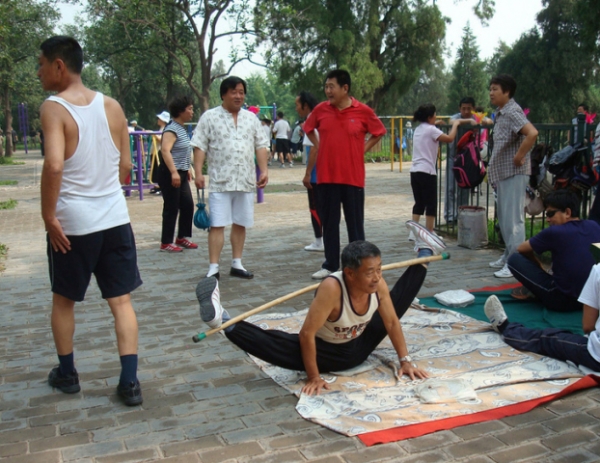   Người Trung Quốc thích tập thể dục theo nhóm ở mọi nơi, điều này khá tương đồng với người Việt Nam  