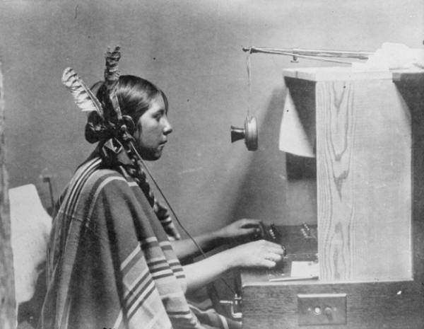   Helen, một nhà điều hành tổng đài điện thoại và tổng đài ở Ấn Độ, Montana, 1925  