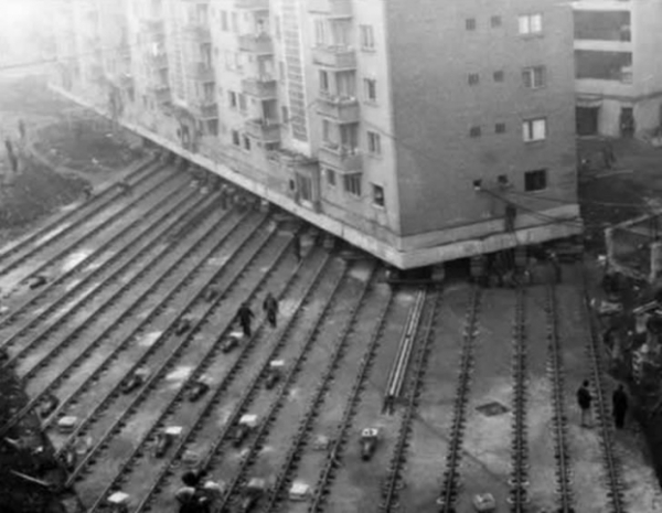   Di dời tòa nhà chung cư 7,600 tấn bằng thủy lực, 1987  