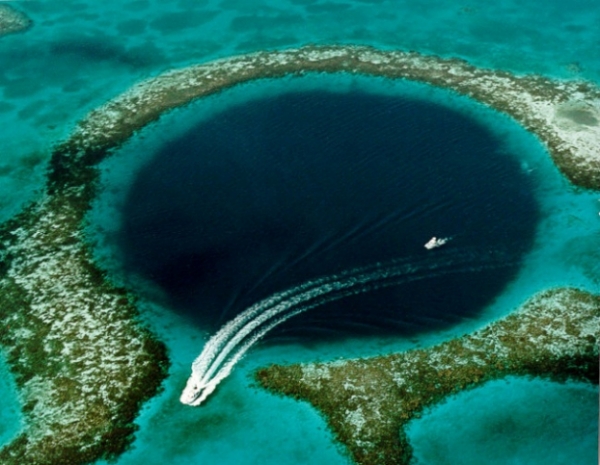   Các Great Blue Hole là hố lớn nhất thế giới, nằm ngay 100 km ngoài khơi bờ biển Belize. Cảnh tượng này đã được nhà thám hiểm Jacques Cousteau nổi tiếng. Ông tuyên bố đây là một trong 10 địa điểm lặn tốt nhất trên thế giới vào năm 1971.  