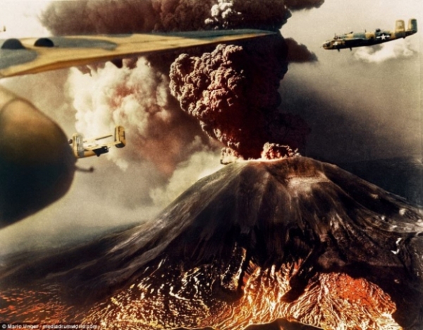   Những chiếc B-25 của Bắc Mỹ được chụp hình qua Núi Vesuvius ở Ý như dung nham và tro từ đỉnh núi lửa phun trào, 1944  