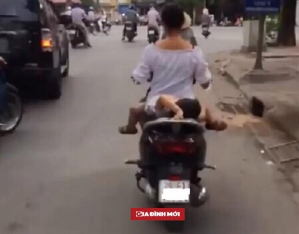 Clip mẹ chở con nằm ngửa trên yên xe máy khiến người đi đường thót tim 1