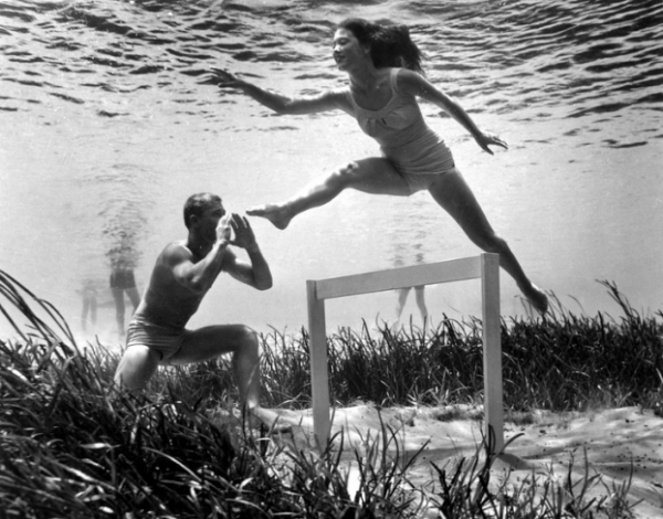   Ảnh chụp dưới nước, năm 1938. Bức ảnh này được chụp bởi nhiếp ảnh gia người Mỹ Bruce Mozert . Ông được coi là người tiên phong của nhiếp ảnh dưới nước.  
