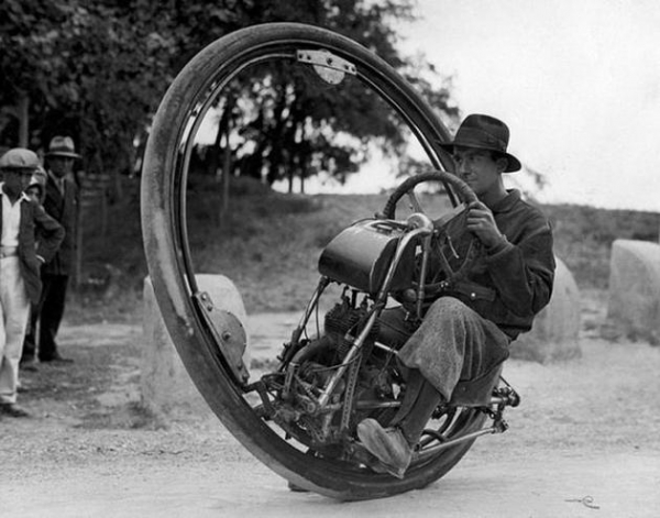   Xe máy một bánh với tốc độ tối đa 150 km/h. (Ý, 1931)  