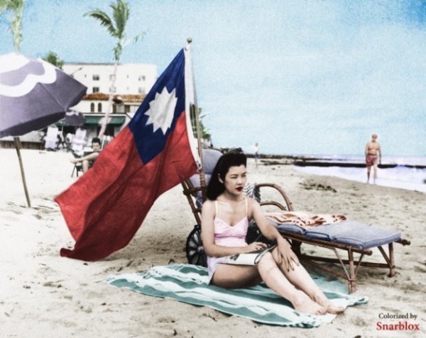   Ruth Lee, một nữ tiếp viên tại một nhà hàng Trung Quốc, cắm cờ Trung Quốc nên cô không nhầm lẫn với người Nhật khi cô tắm nắng vào những ngày nghỉ ở Miami, ngày 15 tháng 12 năm 1941 (Colorized)  