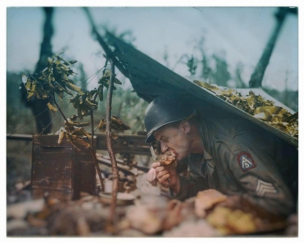   Lễ Tạ Ơn trên tiền tuyến, Chiến tranh thế giới thứ 2 (được tô màu)  
