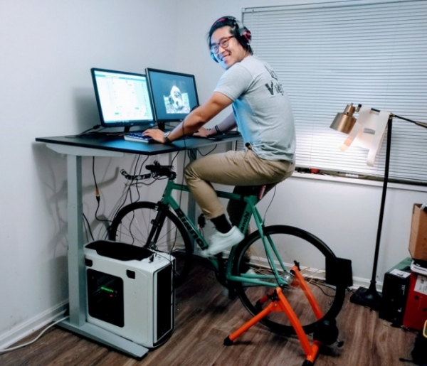   Làm việc kết hợp với đạp xe thể dục buổi sáng ngày trong văn phòng của bạn  