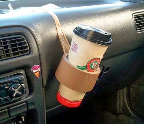 Làm sao để giữ cốc khi đi xe