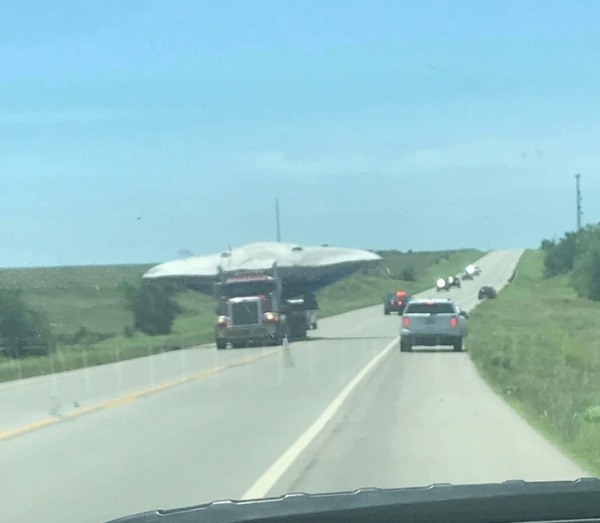 Có vẻ như chiếc xe tải này đang vận chuyển một UFO