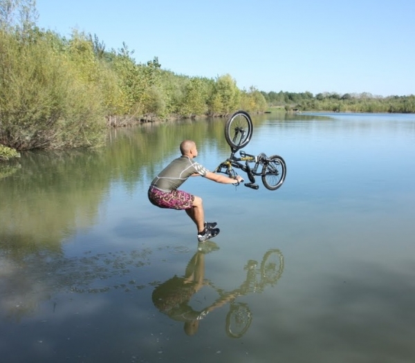   Bạn đã bao giờ đi xe đạp giữa mặt hồ?  