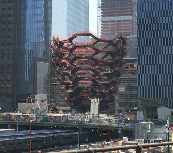 Tòa nhà này ở thành phố New York , trông nó thật kỳ lạ