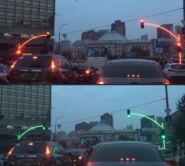 Đèn tín hiệu giao thông với ánh sáng được lắp toàn bộ