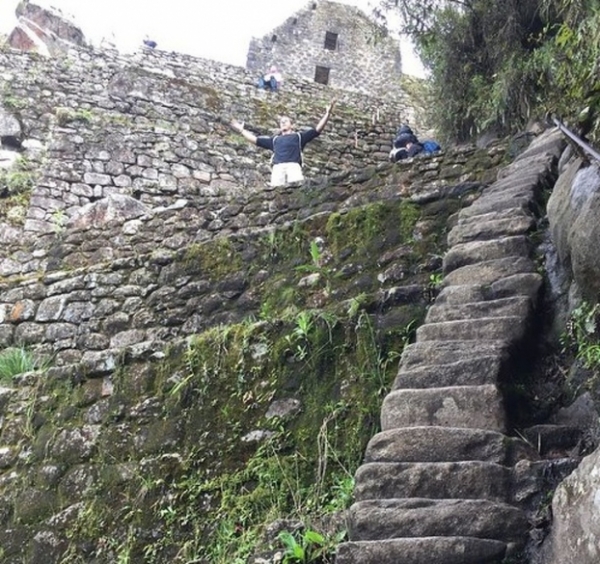   Cầu thang bằng đá này nằm ở Machu Picchu khoảng 500 năm tuổi. Nó được xây dựng bởi người Inca cổ đại để có thể tiếp cận với Temple of the Moon. Tối đa là 400 người được phép đến đây mỗi ngày. Bạn sẽ đi khoảng 2 giờ, bậc thang trơn trượt, nếu không may bạn có thể rơi xuống vực thẳm của sông Urubamba.  