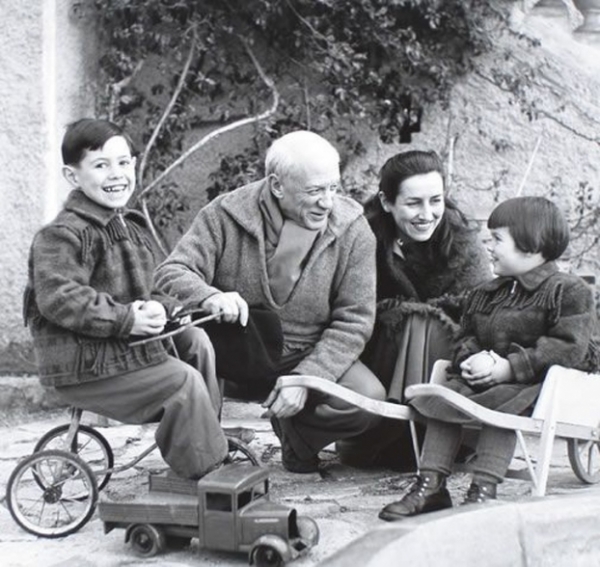   Pablo Picasso và Francoise Gilot với một số trẻ em trong những năm 1950  