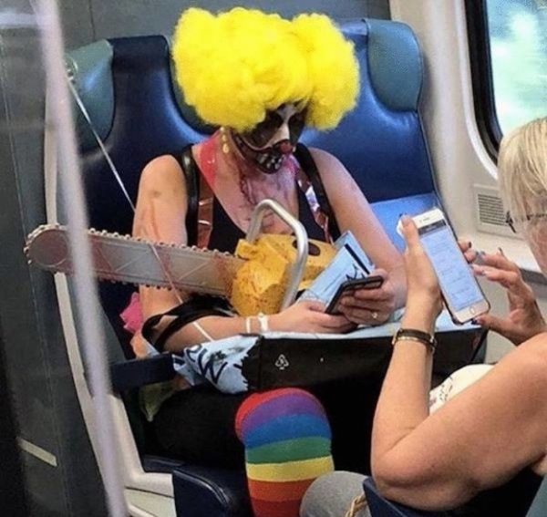   Bạn có can đảm ngồi cạnh một hành khách như này?  