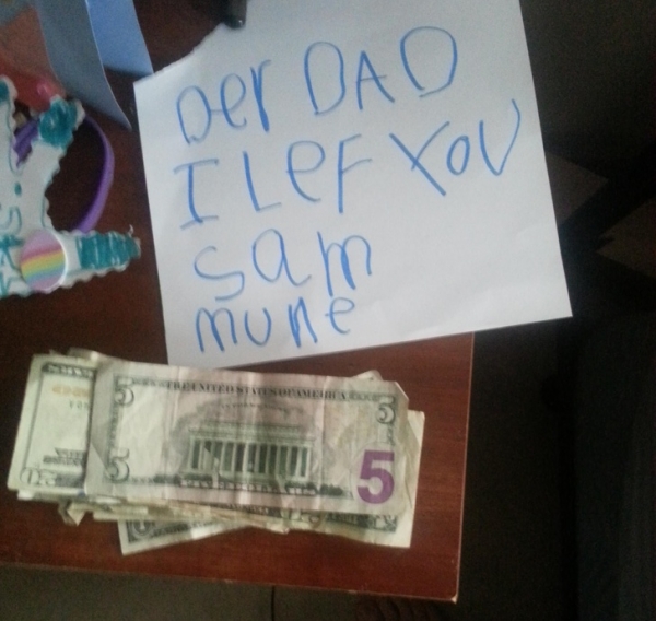 Tôi nói với con gái rằng tôi không có tiền chi tiêu nhiều trong tuần này, và đây là lời nhắn con bé để lại