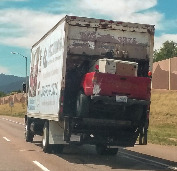 Tốt nhất là nên tránh thật xa chiếc xe tải này