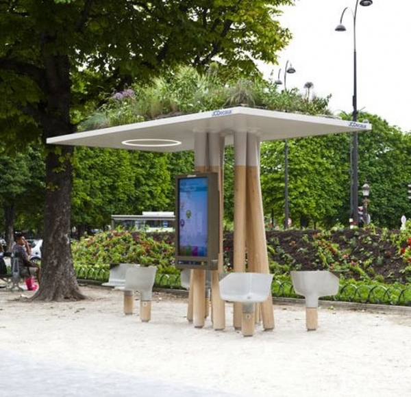 Đây là một trong nhiều trạm Wi-Fi ở Paris, nơi khách truy cập có thể sạc thiết bị của họ, làm việc trên máy tính xách tay hoặc tìm kiếm một số thông tin trên màn hình lớn.