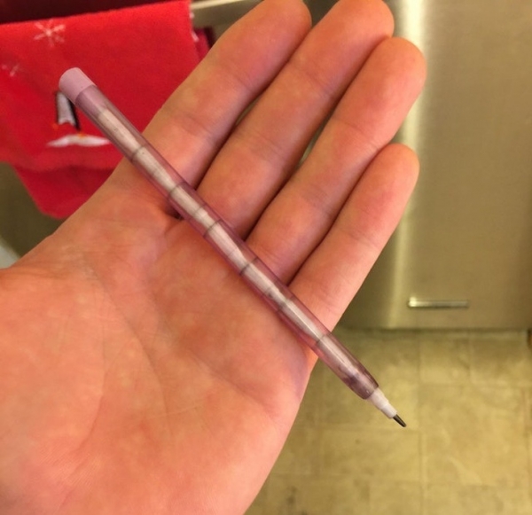 Chiếc bút chì này có nhiều đoạn chì trong một cây tổng thể, có thể thay ngòi khi hết
