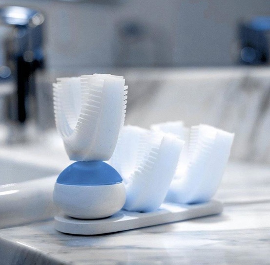 Amabrush là loại bàn chải đánh răng thế hệ mới. Khi dùng nó,  răng của bạn sẽ được sạch sẽ chỉ trong 10 giây. Bàn chải này được cấu tạo trông giống hàm răng của bạn, một viên thuốc đánh răng. Bàn chải có chế độ rung làm sạch vi trùng.  Lông trên bàn chải  được căn chỉnh ở góc 45 °, và thân máy được làm bằng silicon kháng khuẩn. Amabrush có ứng dụng iOS và Android để đặt chế độ rung và thời gian làm sạch khác nhau. Chi phí của tiện ích này là khoảng € 90