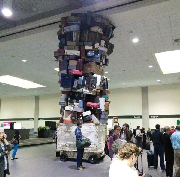 Một nhân viên vận chuyển hành lý tại sân bay
