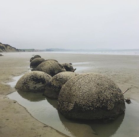   Những tảng đá hình cầu trên bờ biển trông ngoài trái đất!  