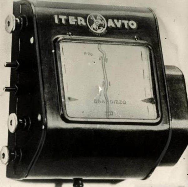   Điều hướng GPS tương tự sử dụng bản đồ cuộn. Tốc độ di chuyển phụ thuộc vào tốc độ của xe. (1932)  