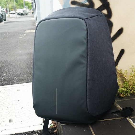 Anti-Theft Backpack là một ba lô chống trộm kiểu cách được trang bị dây kéo ẩn và túi bí mật. Nó được làm bằng vải không thấm nước cực mạnh và rất khó cắt. Nó cũng có cổng sạc USB tích hợp, dây đeo hành lý và dải an toàn chiếu sáng
