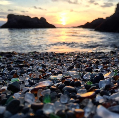   Hoàng hôn tại Bãi biển Glass, California. Phải mất rất nhiều thời gian cho nước để đánh bóng và biến những viên đá thông thường thành viên đá đẹp như này!  