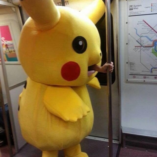 Một con Pikachu ăn thịt người