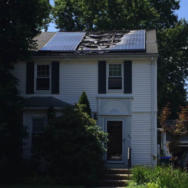 Bình năng lượng mặt trời nóng chảy cả mái nhà