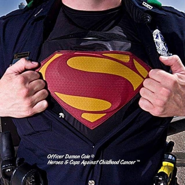 Sĩ quan cảnh sát hóa trang thành siêu anh hùng để cổ vũ đứa trẻ bị bệnh, lòng tốt hóa ra luôn hiện hữu 0