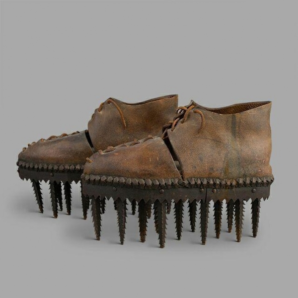 Giày thế kỷ 19 có đế để bóc vỏ hạt dẻ
