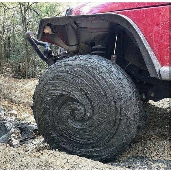   Bùn bám trên lốp xe hoàn hảo đến mức khó tin  