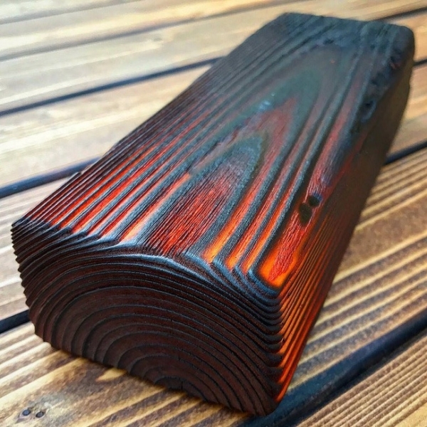   Mảnh gỗ cháy như một sắp xếp của nghệ thuật  