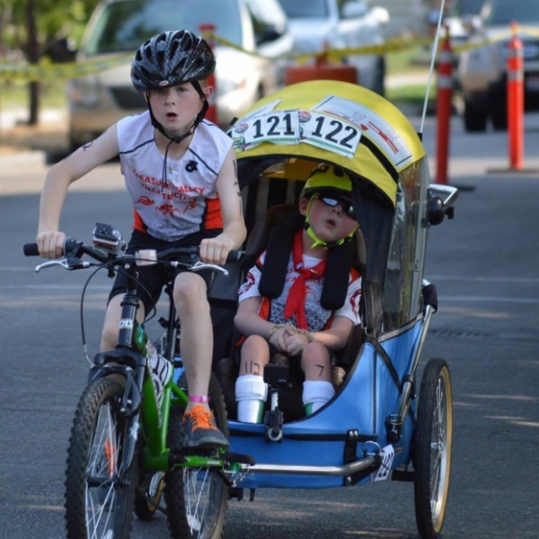   Noah 12 tuổi tham gia vào cuộc đua ba môn phối hợp cùng với anh trai Lucas, cậu bé bị thương tật phải ngồi xe lăn.  