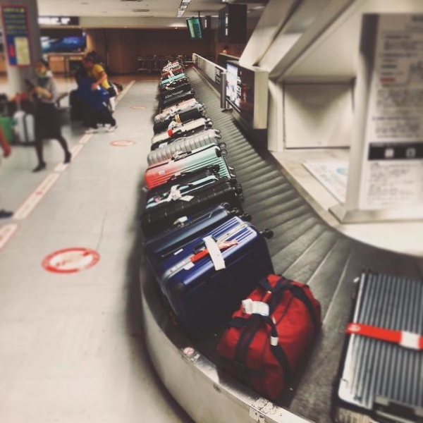   Hành lý ở sân bay được sắp xếp thẳng hàng, với quai hướng ra ngoài để thuận tiện nhất cho hành khách  