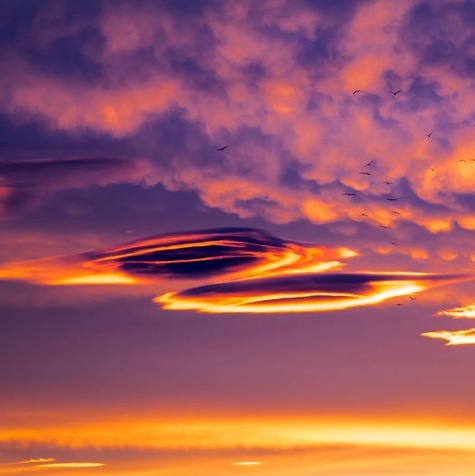   Những đám mây dạng thấu kính này trông giống như UFO trên bầu trời!  