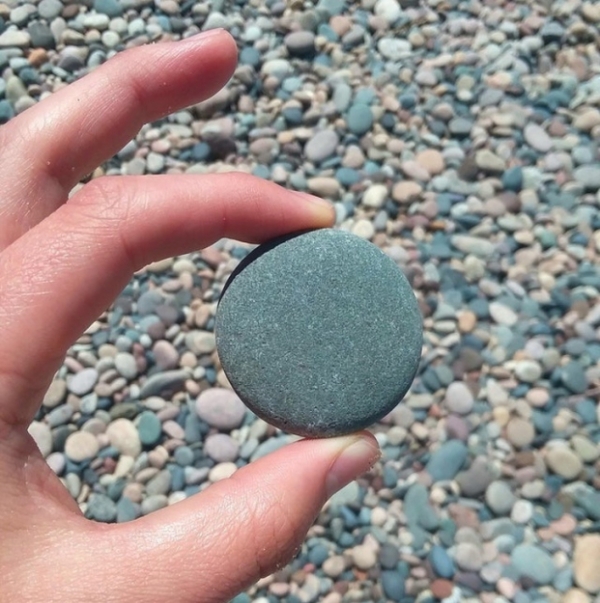   Một hòn đá tự nhiên hoàn hảo tròn tại bãi biển  