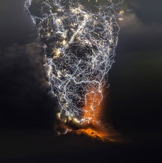   Một cơn bão trong vụ phun trào núi lửa  