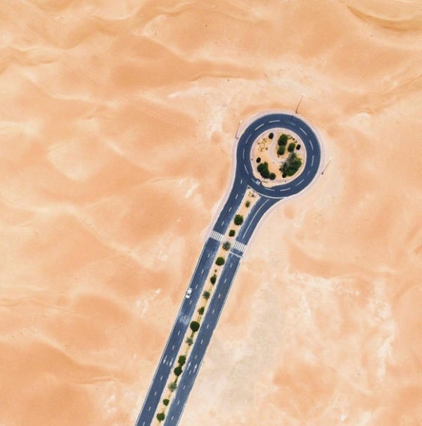   Đường vòng trong sa mạc ở UAE  