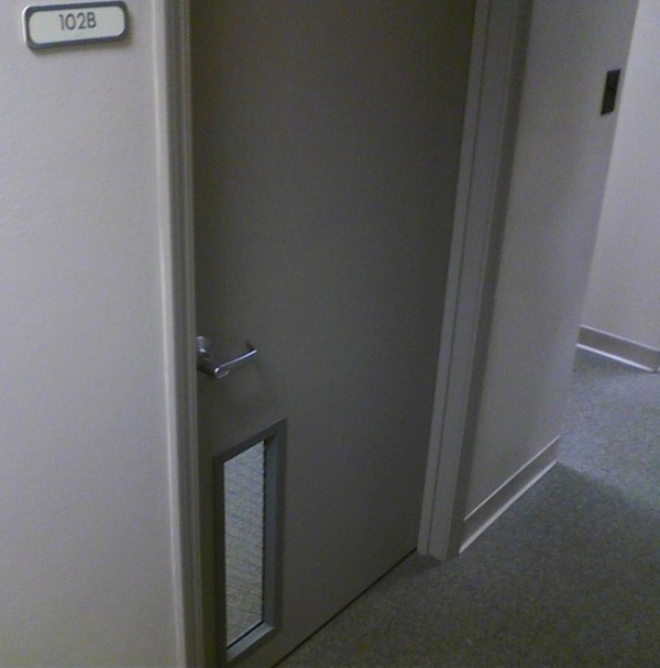 Ai đã lắp cái cửa thế này???