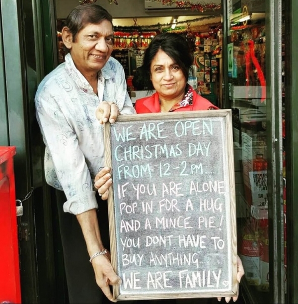 Một cặp vợ chồng chia sẻ tinh thần thực sự của Giáng sinh với thế giới