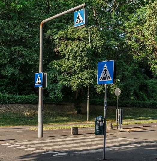 Ngay cả khi có một người đi bộ nhỏ băng qua đường trong một ngôi làng nhỏ ở đâu đó ở Đức, họ cũng có thể mang theo một vài biển hiệu để cảnh báo những người lái xe từ mọi góc độ khác nhau.