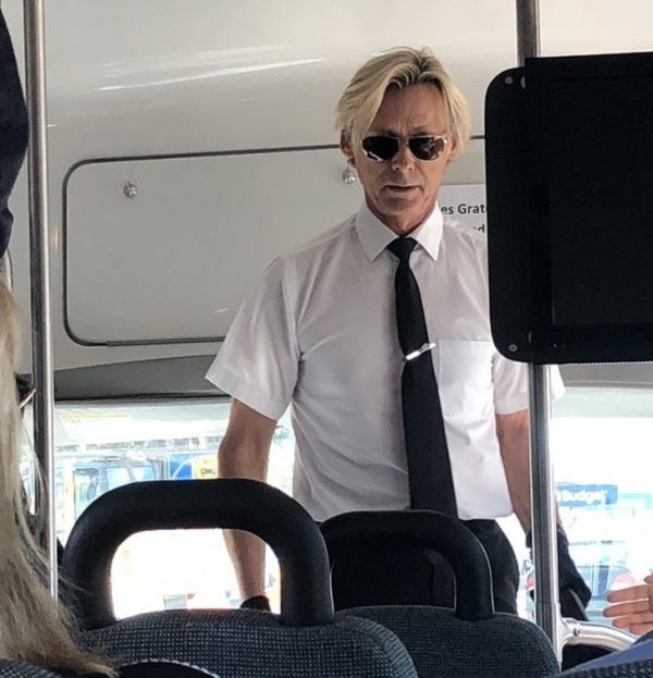 Tài xế xe buýt của tôi trông giống David Bowie