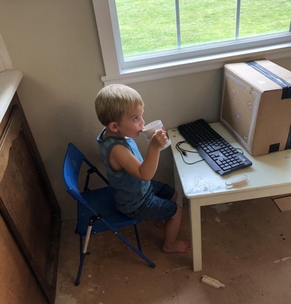 Cậu bé 3 tuổi của tôi đang giả vờ làm cha mình làm việc ở nhà trong lĩnh vực CNTT. Anh ấy có bàn phím, chuột, màn hình máy tính và cà phê