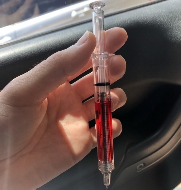 Cây bút chế từ ống kim tiêm của một bác sĩ