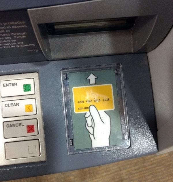 ATM này lấy thẻ ghi nợ bằng cách chèn chúng theo chiều dọc